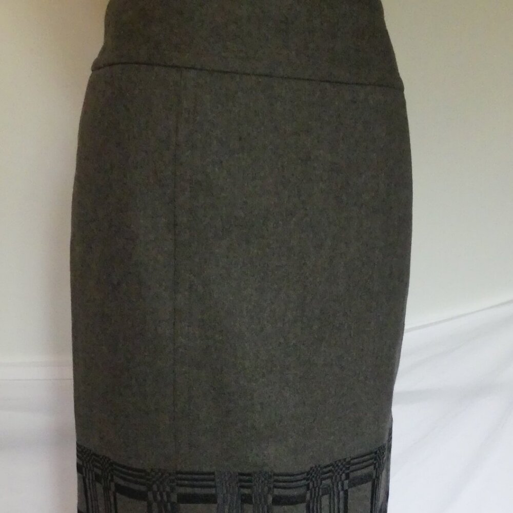 Magaschoni Grey Wool Pencil Skirt Graphic Design Embroidery USA Size 4 Gray